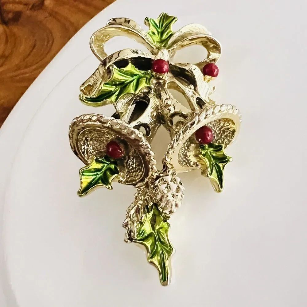 Vintage Gerry’s Holly Berry Bells Bow Pin Brooch Red Green Enamel Gold Tone 1257